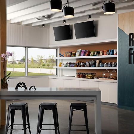 Aloft Waukee Hotel Exterior foto