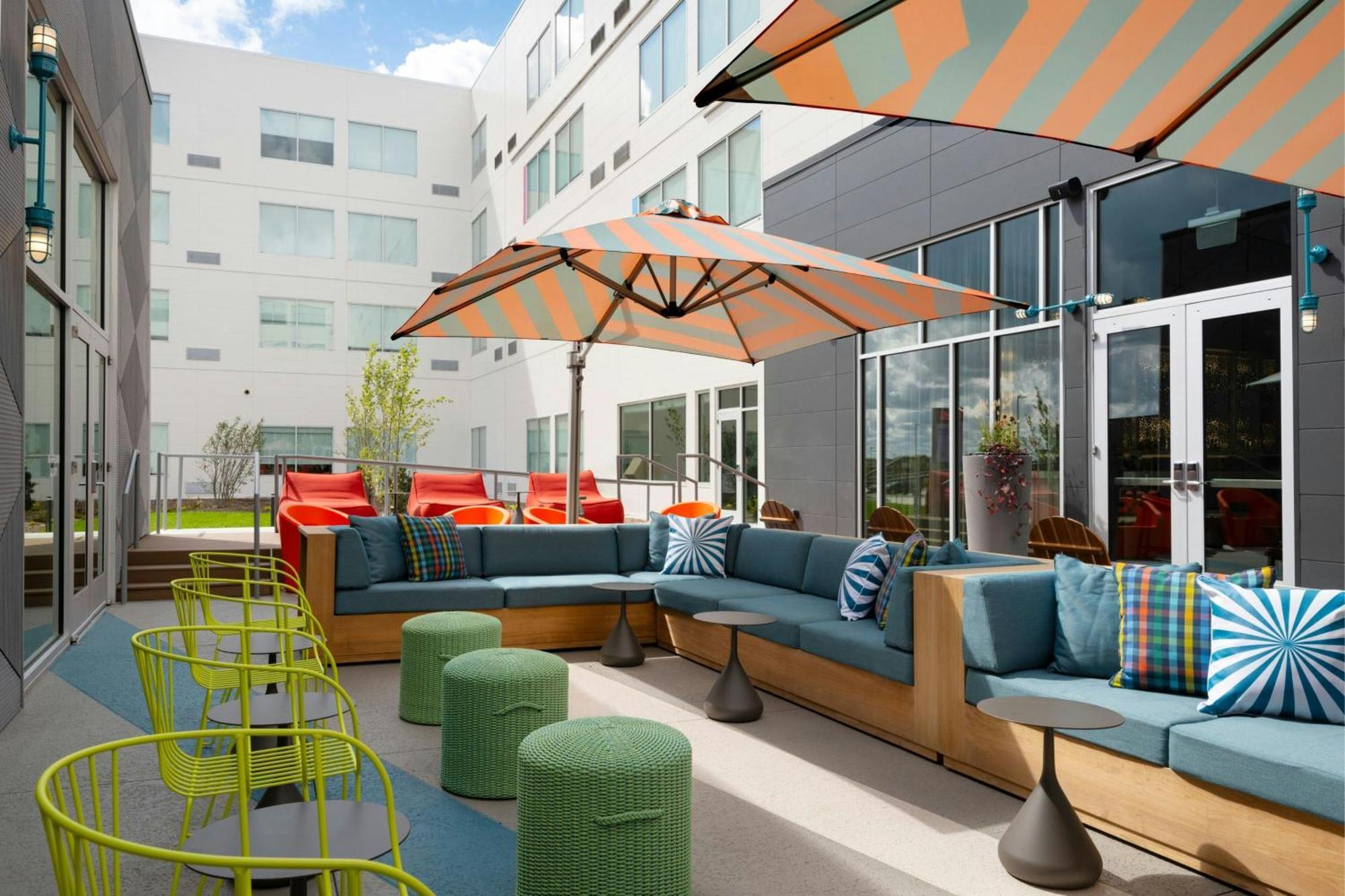 Aloft Waukee Hotel Exterior foto