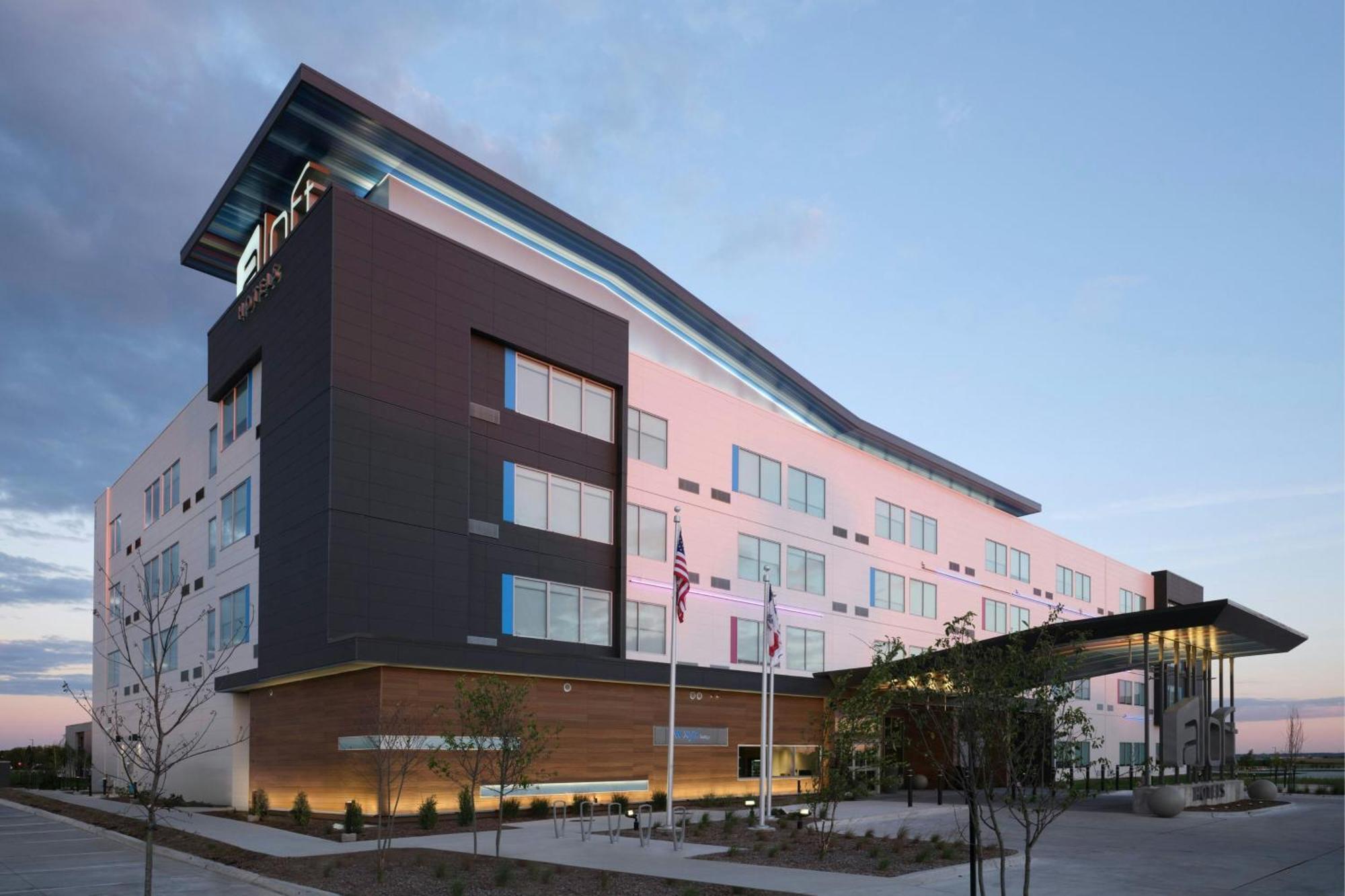 Aloft Waukee Hotel Exterior foto